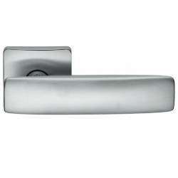 MANIGLIE PER PORTE COLOMBO DESIGN SERIE BOLD PT11 SU ROSETTA