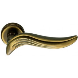 MANIGLIE PER PORTE COLOMBO DESIGN SERIE PIUMA SU ROSETTA